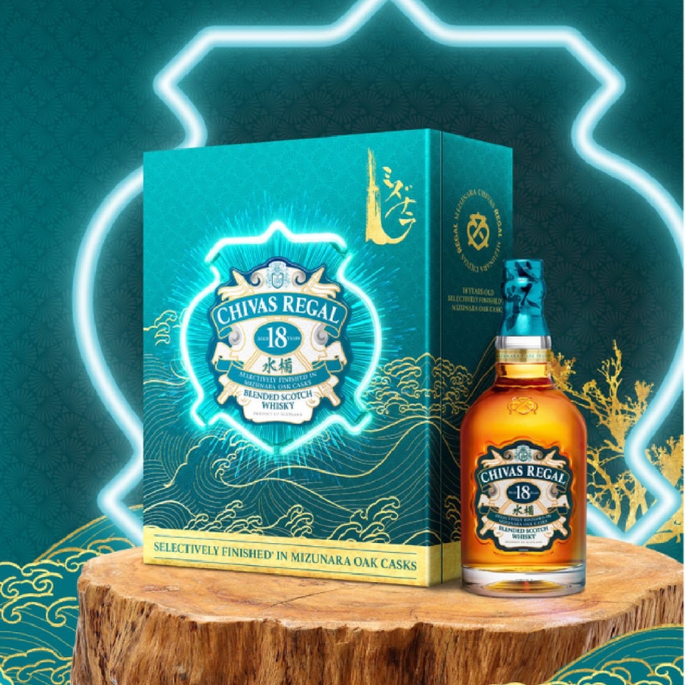 Hộp quà rượu Chivas 18 Mizunara