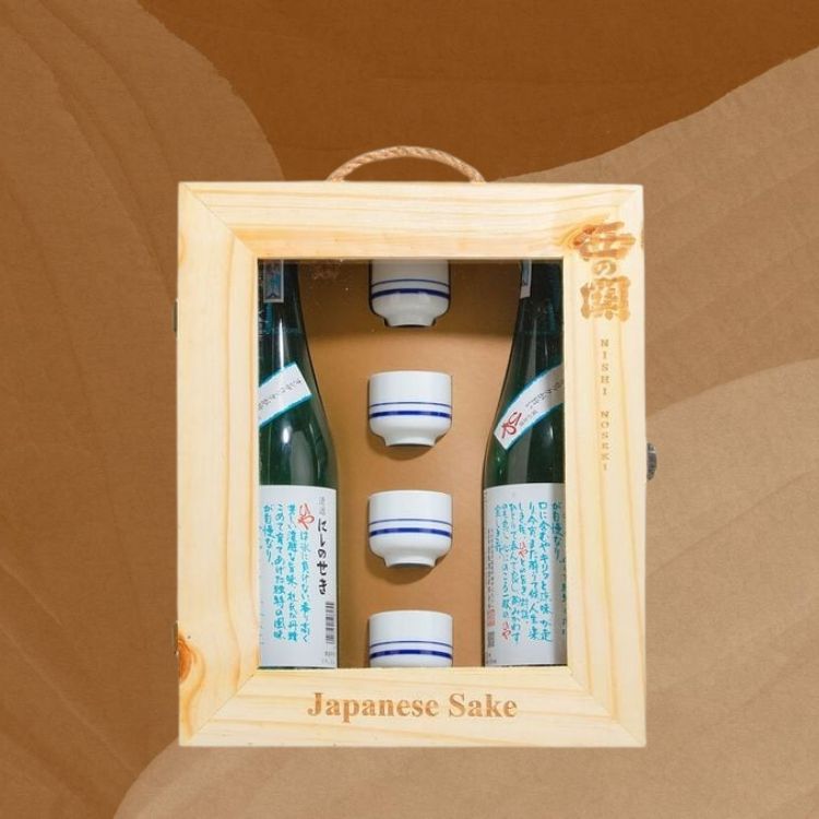 Hộp Quà Rượu Sake Nishinoseki Hiya Bằng Hộp Gỗ Sang Trọng 720ml
