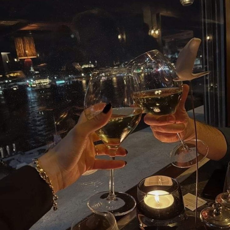 ảnh cụng ly rượu với người yêu