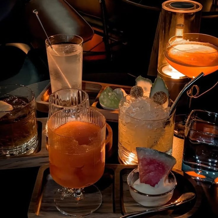 ảnh ly rượu trong bar đẹp