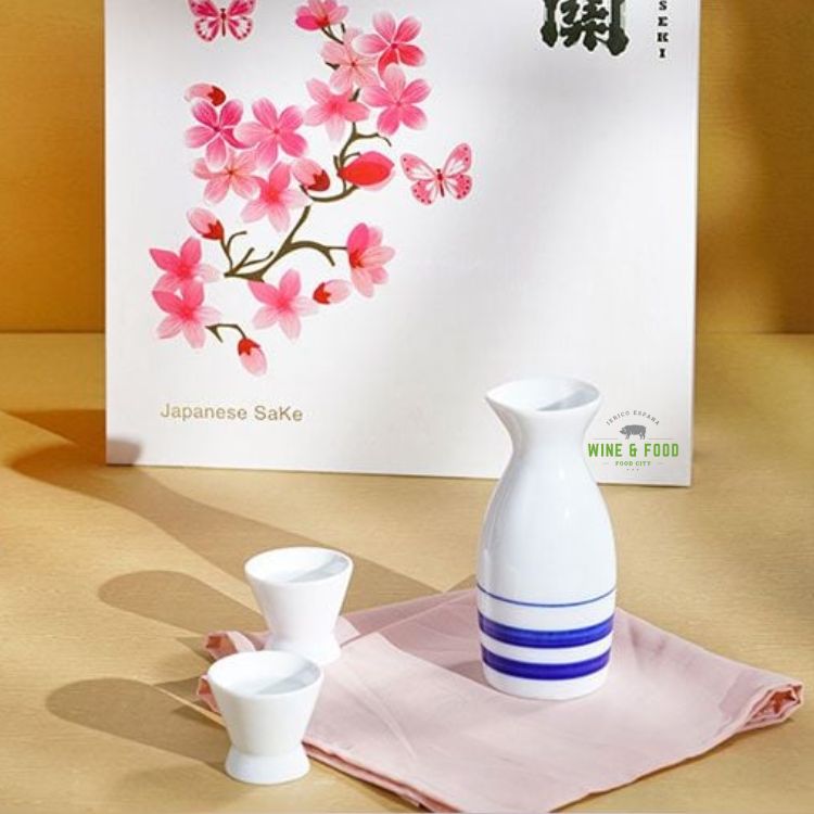 bình và ly sake
