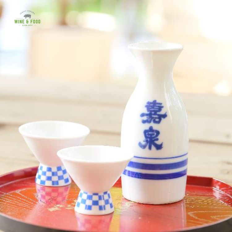 bình và ly sứ sake