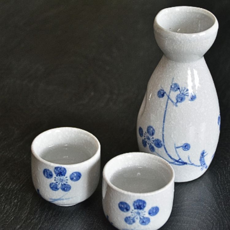 bình và ly uống sake