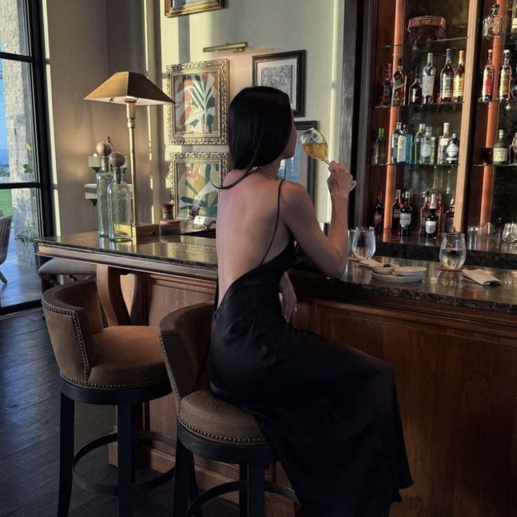 bóng lưng cô gái trong quầy bar