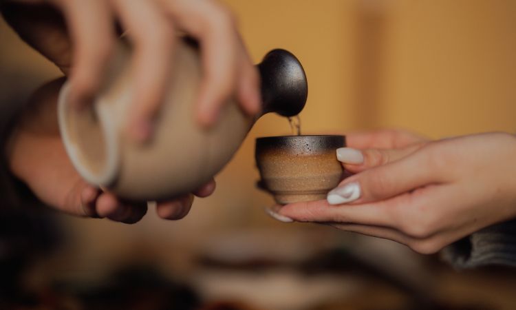 cách rót rượu sake