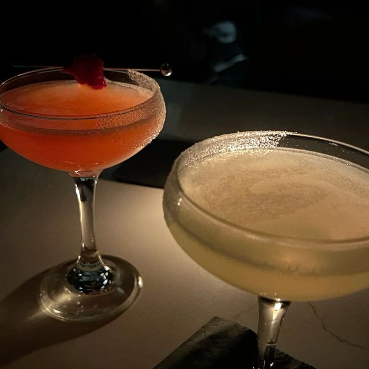 cận hình ảnh cocktails trong bar
