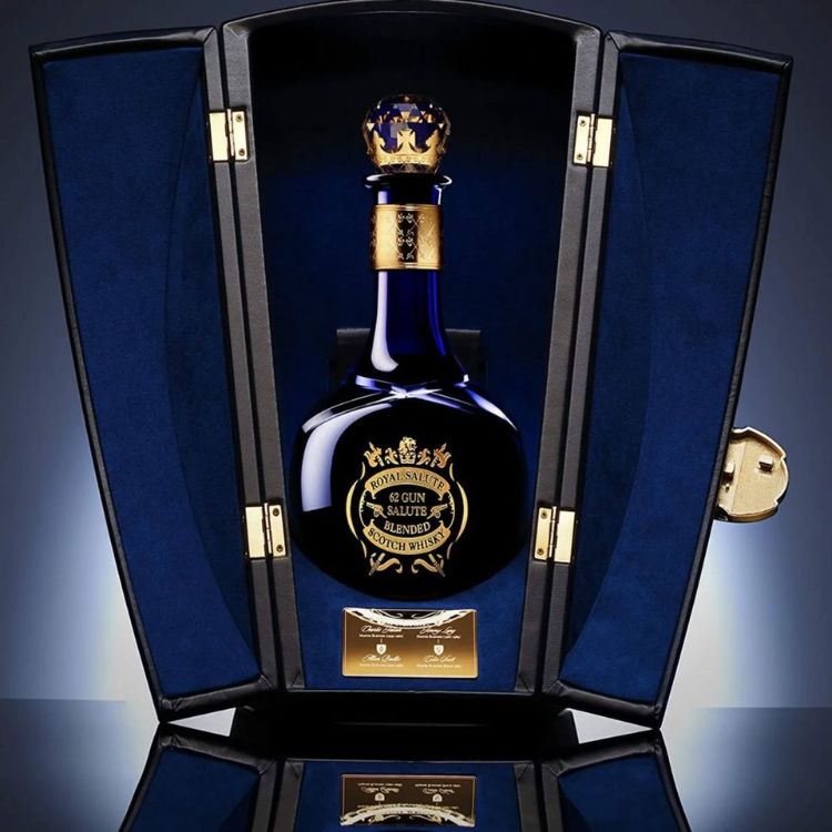 chai rượu royal salute 62