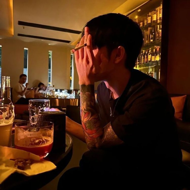 chàng trai thất tình uống rượu