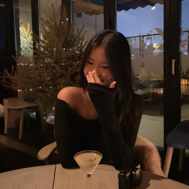 cô gái che miệng mỉm cười