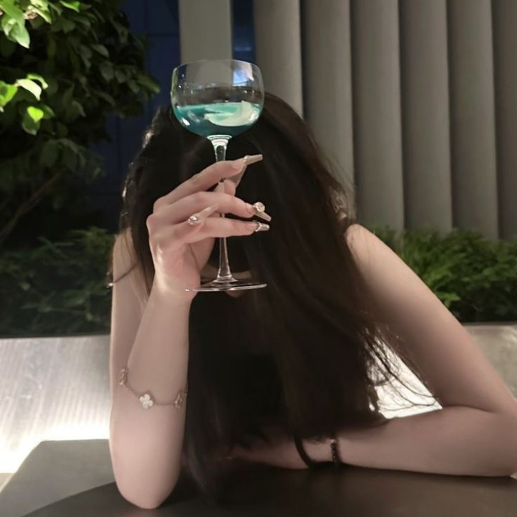 cô gái thất tình uống rượu