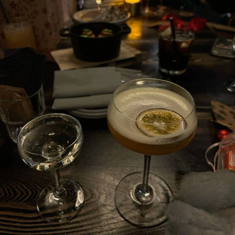 cocktails trong bar