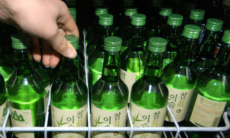đặt chai soju thẳng đứng