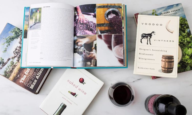đọc sách về rượu vang