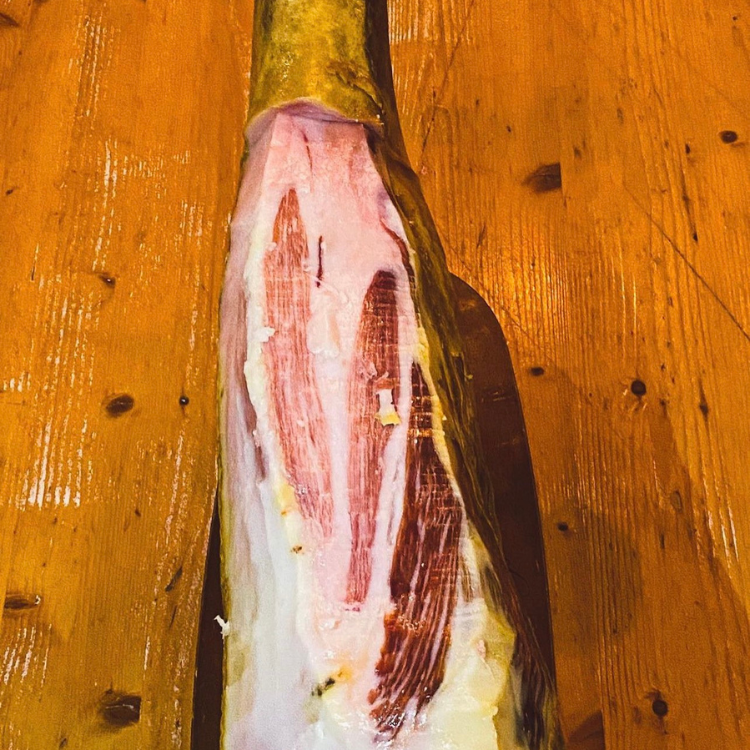 đùi trước heo iberico