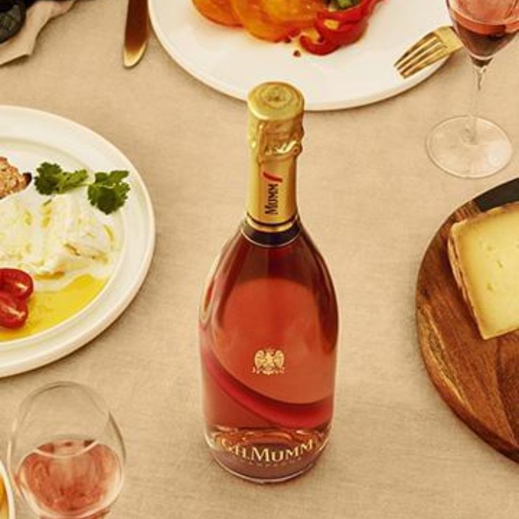ghmumm trên bàn tiệc