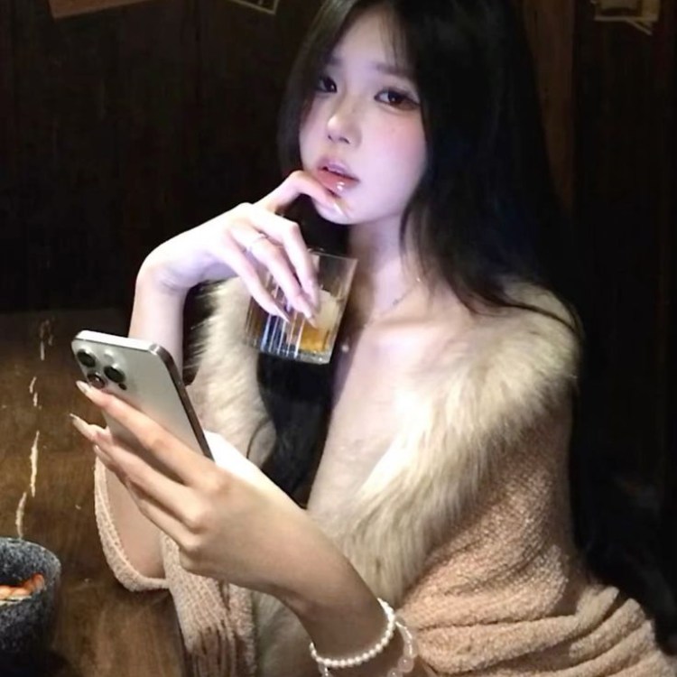 giả vờ bị chụp lén ở quán bar