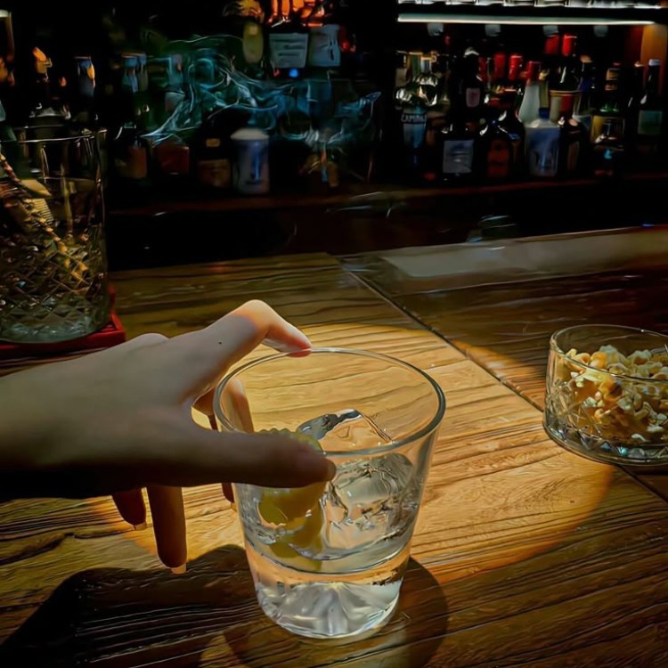 hình ảnh ly rượu trong bar