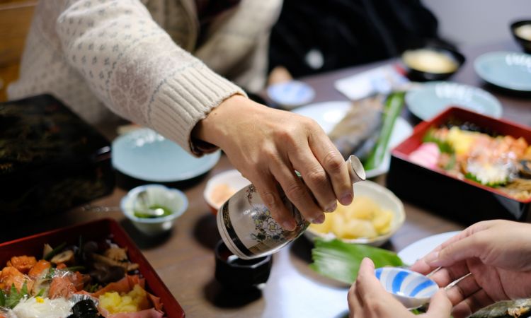 không rót rượu cho mình