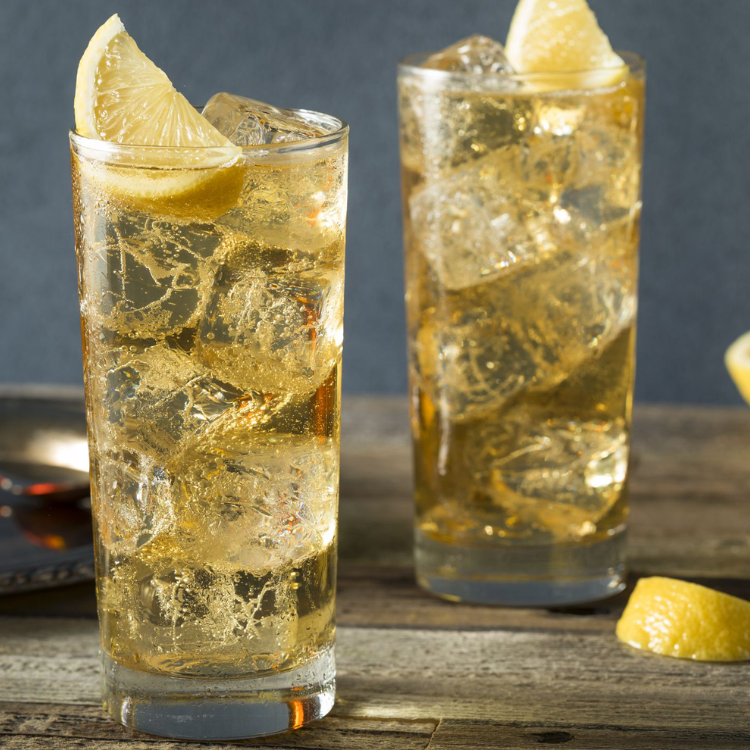 ly highball trong quán bar