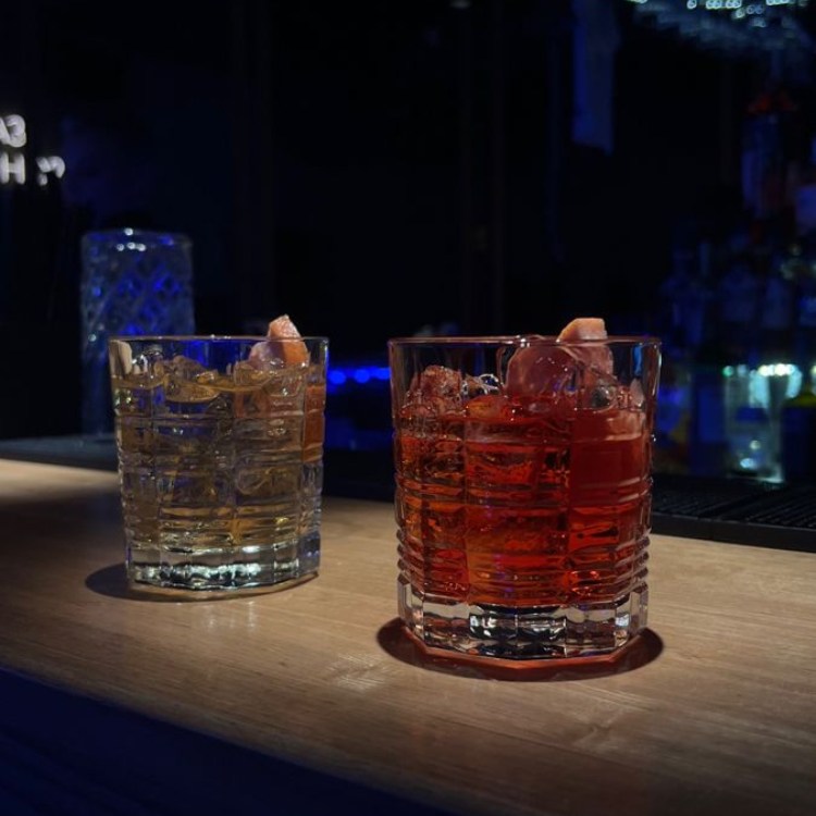 ly rượu trong bar đơn giản