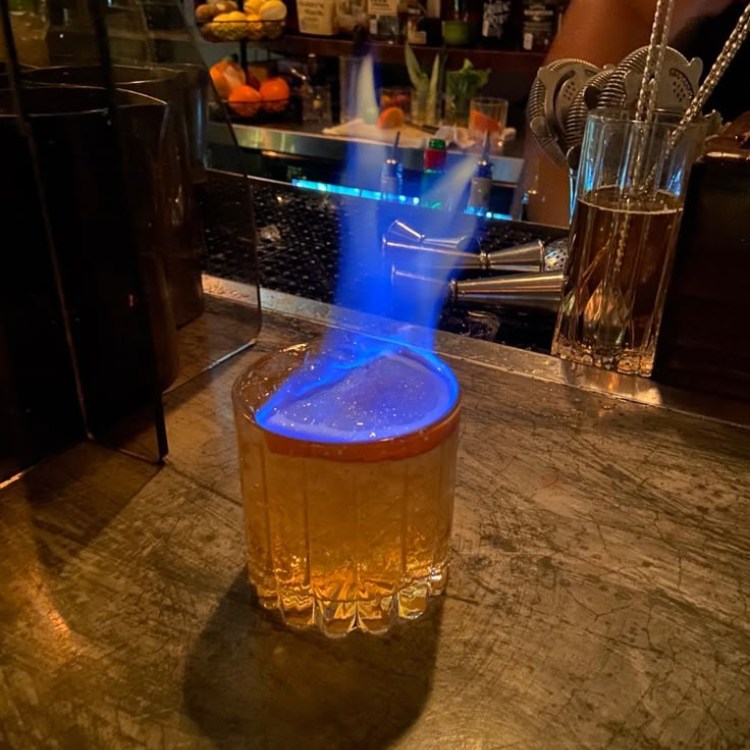 ly rượu trong bar pha chế độc đáo