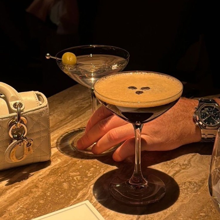 ly rượu trong quán bar