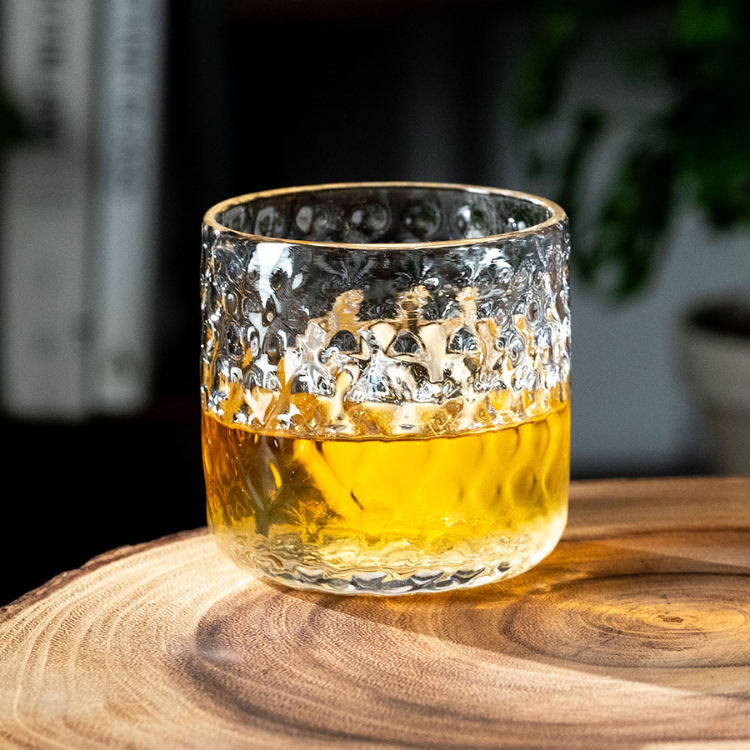 ly trong quầy bar lowball