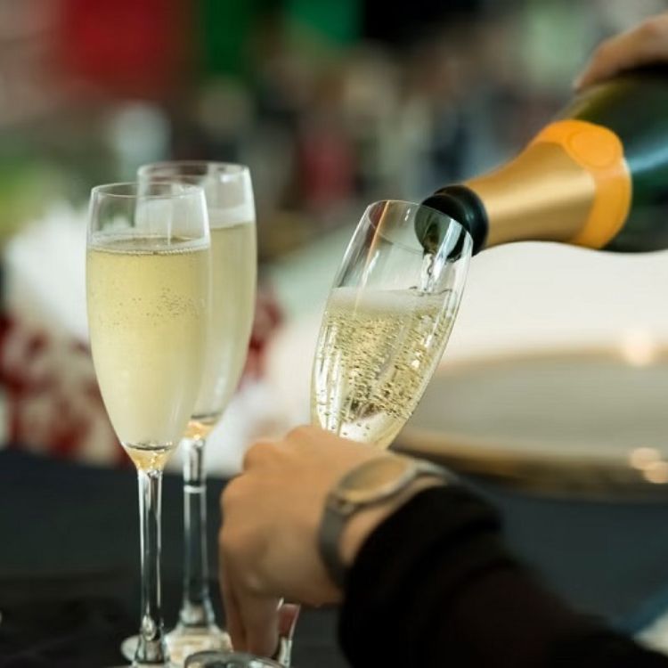 ly uống rượu champagne
