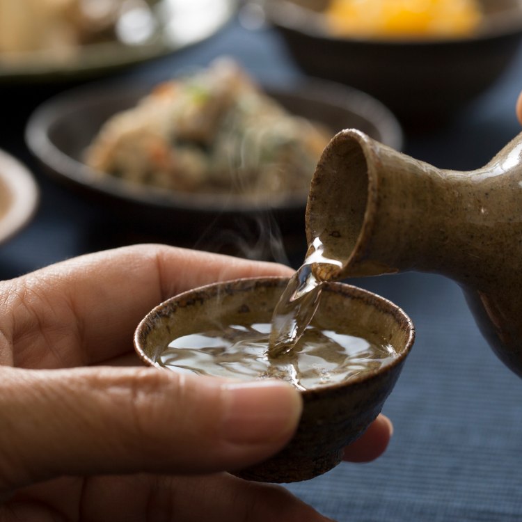 ly uống rượu sake hằng ngày