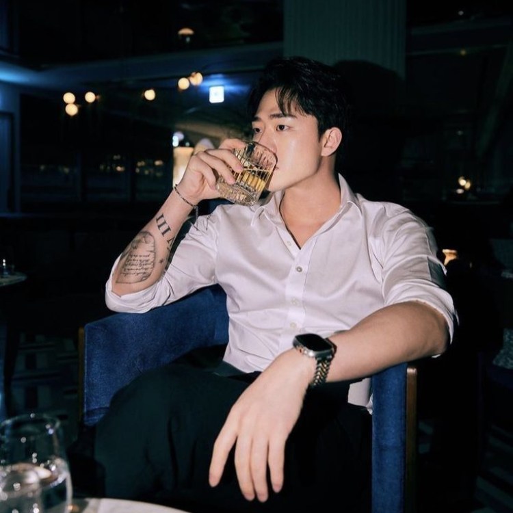 mặc sơ mi thưởng rượu