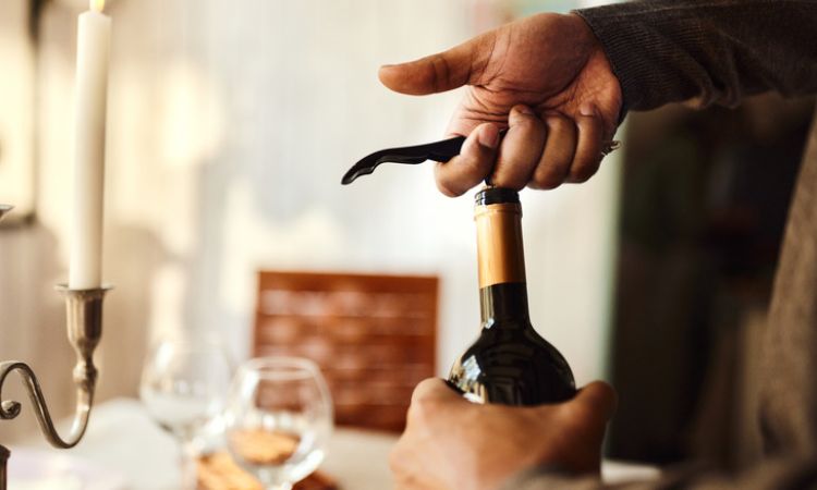 mở nắp rượu vang