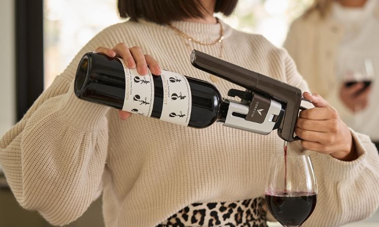 mở rượu vang bằng công nghệ coravin