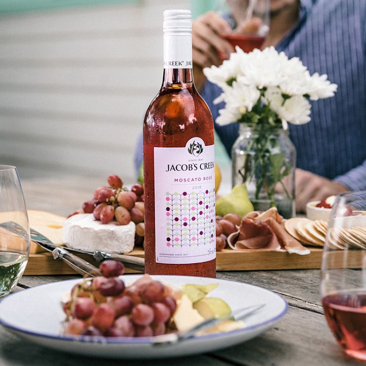 moscato rose trên bàn tiệc