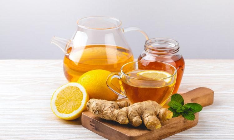 nước gừng ấm giải rượu sau khi ngủ dậy