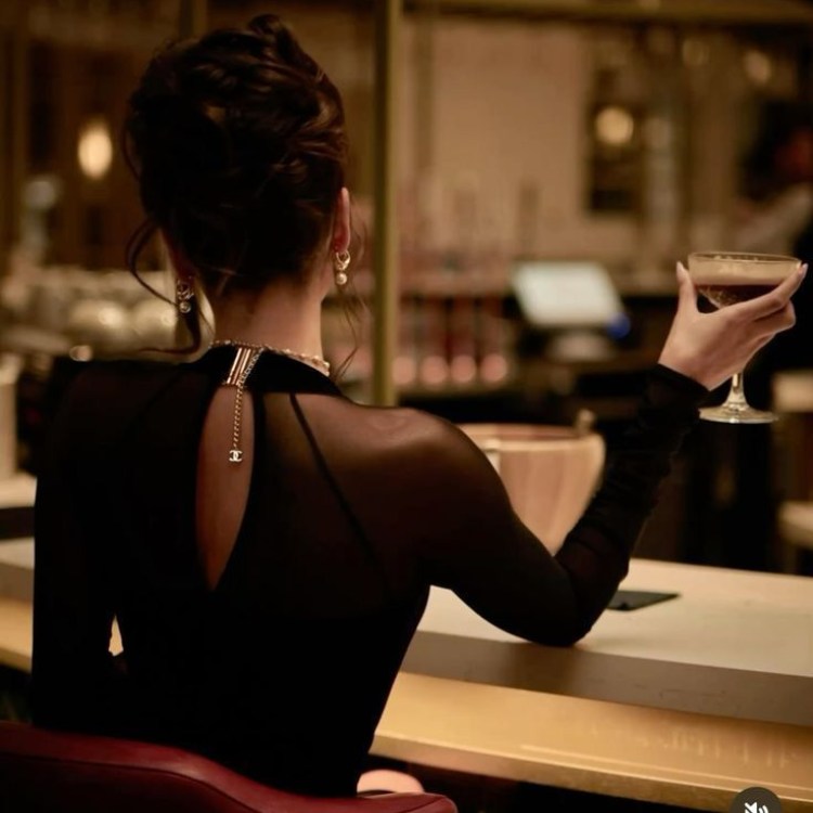 phú bà thưởng rượu tại quán bar