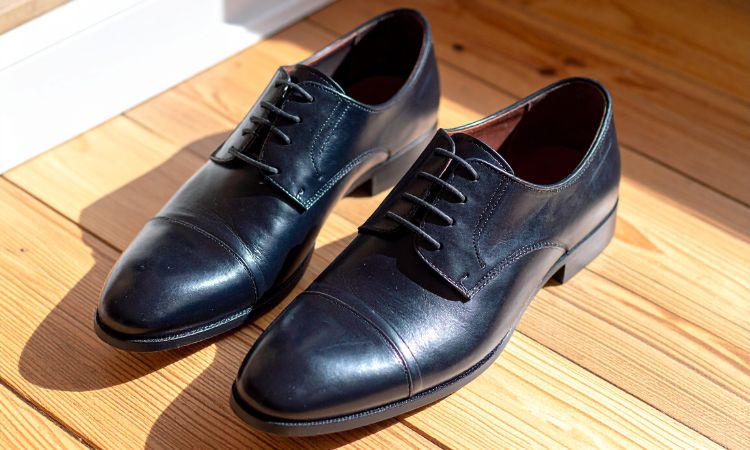 quà tặng giày da