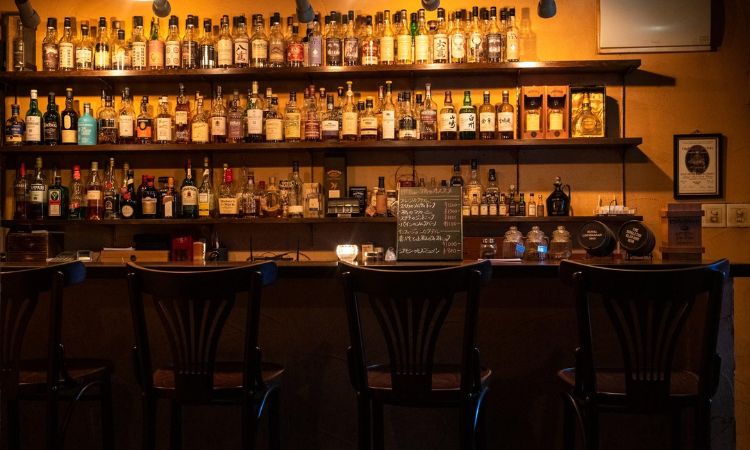 rượu nền ở quầy bar