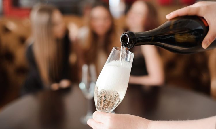 rượu vang sủi sau mở nắp