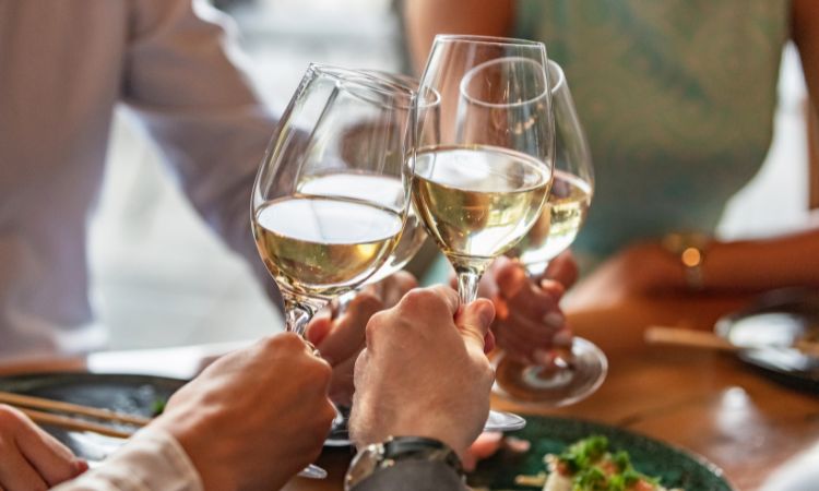 rượu vang trắng uống ngày tết