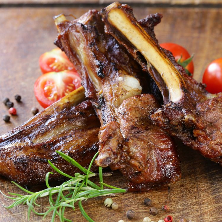 sườn cừu ăn kèm rượu vang đỏ