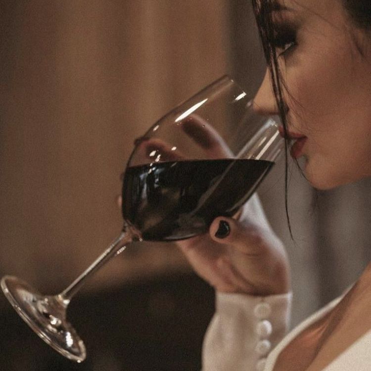 tại sao rượu vang là đại diện của phụ nữ đẹp