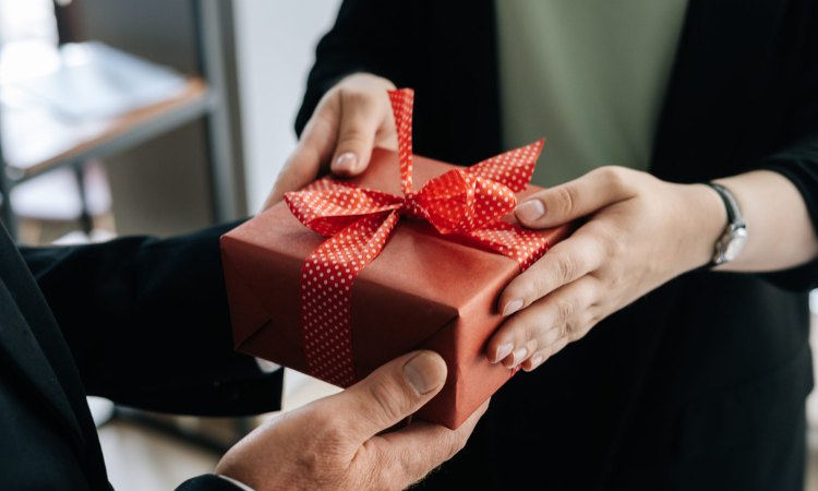 tặng quà ngày báo chí cách mạng việt nam