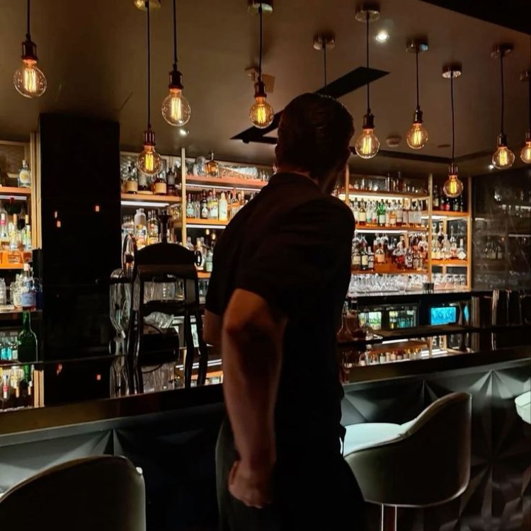 tạo dáng đứng cho nam trong quầy bar