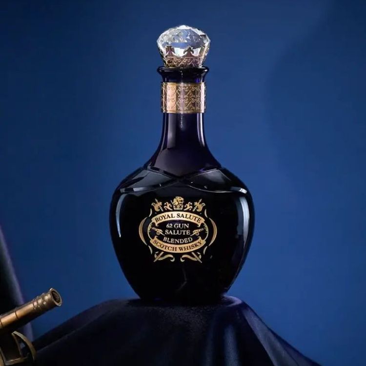thiết kế chai royal salute 62