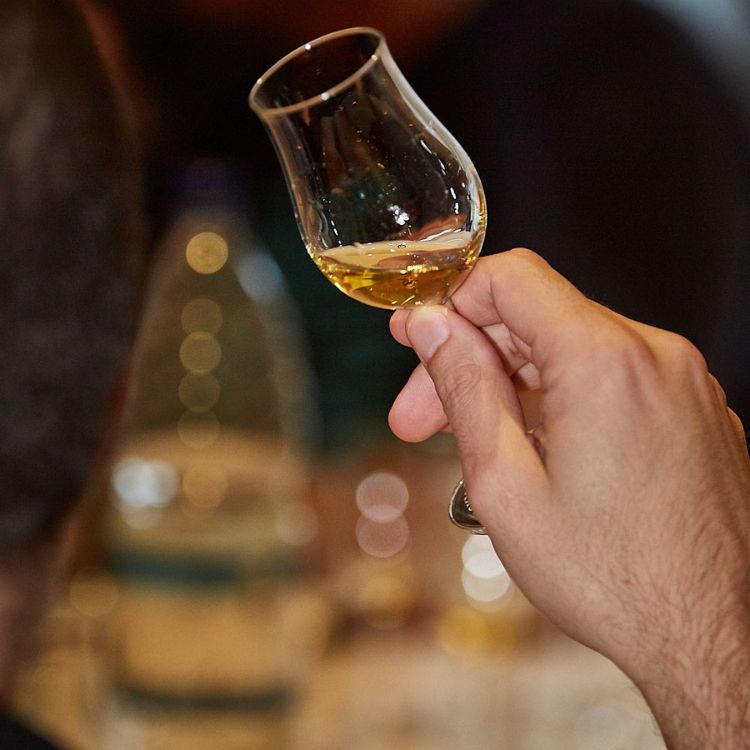 thưởng thức rượu ballantines 12