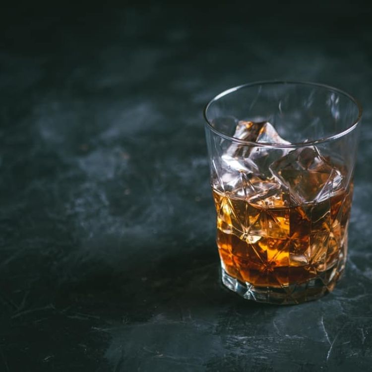 thưởng thức rượu ballantines với đá