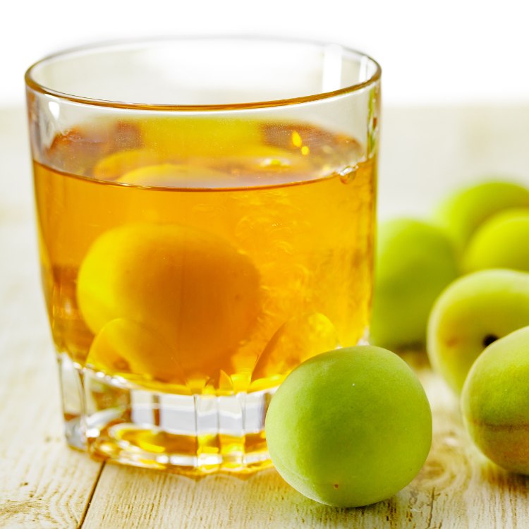 thưởng thức rượu mơ