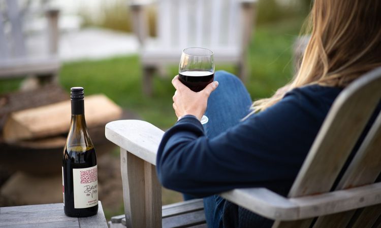 thưởng thức rượu vang chậm rãi