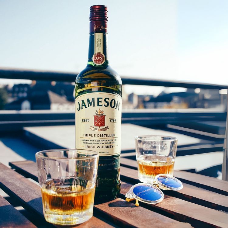 thưởng thức rượu whisky jameson