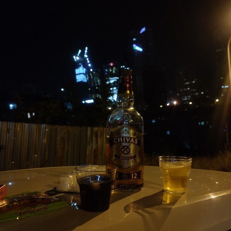 uống rượu chivas trên ban công